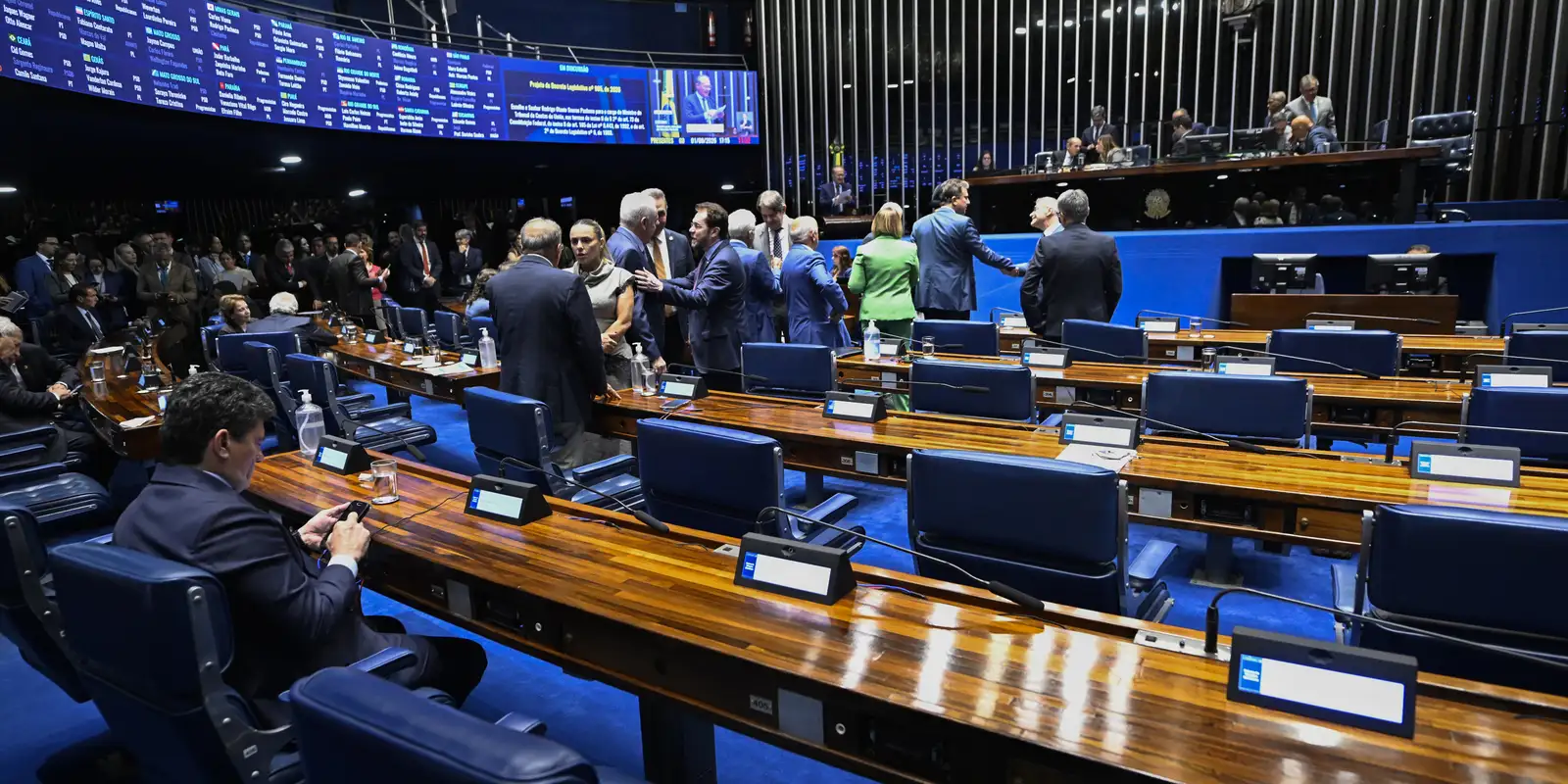 Aziz articula rito especial para levar PEC da escala 6x1 ao plenário