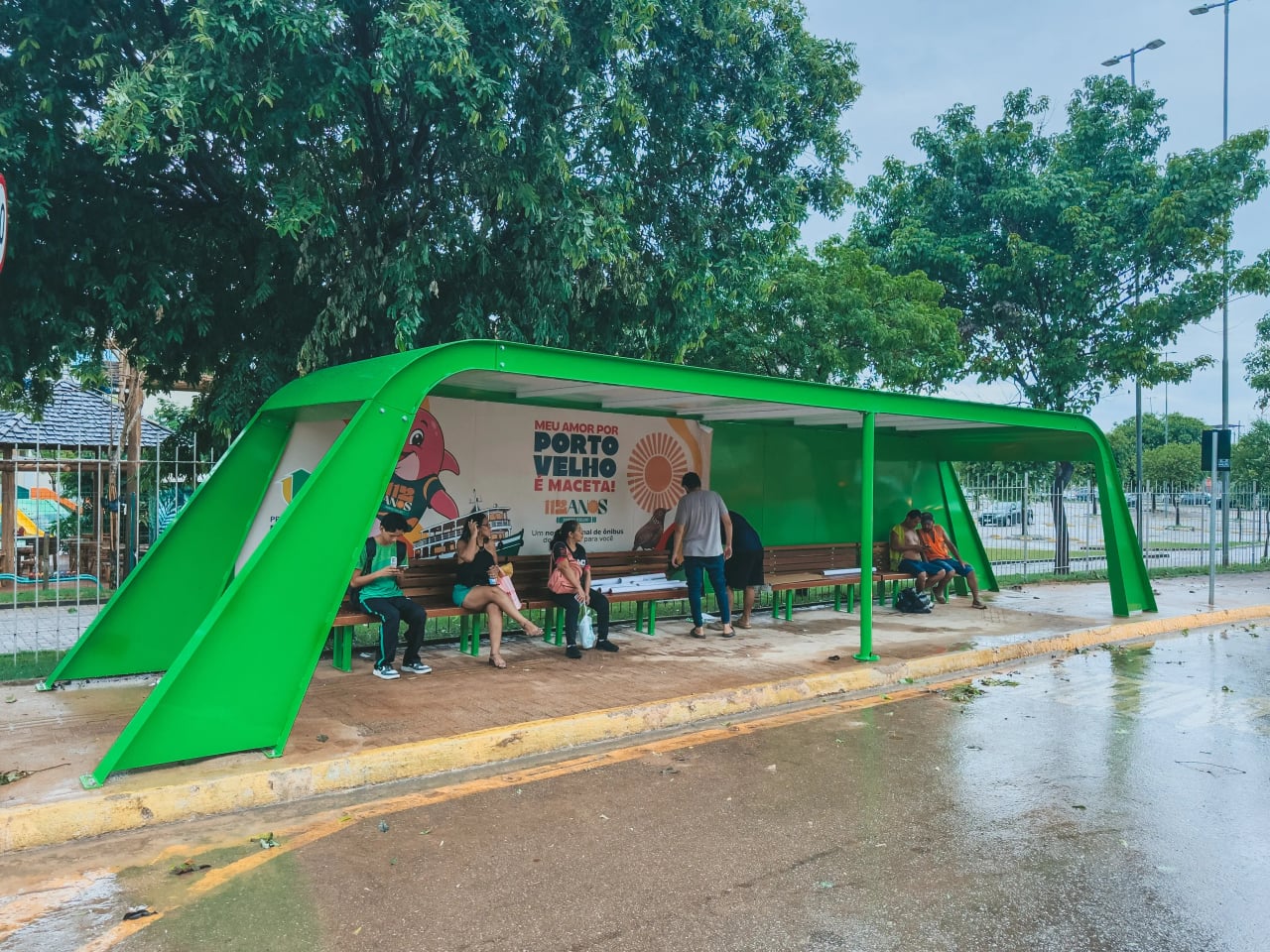 Conforto e tecnologia marcam novo abrigo de ônibus em Porto Velho