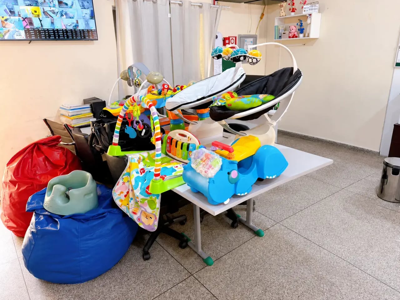 Elizângela Gonçalves, madrinha do programa Apadrinhando uma História, realiza doação de itens para bebês na Casa Criar