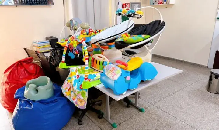 Elizângela Gonçalves, madrinha do programa Apadrinhando uma História, realiza doação de itens para bebês na Casa Criar