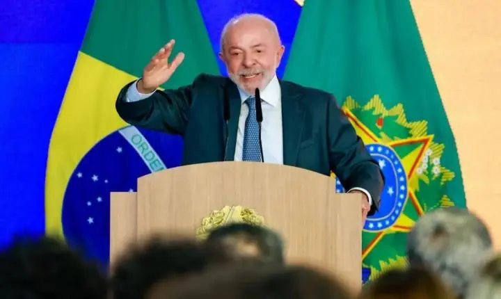 Lula se compromete a liberar sigilos e provoca Flávio